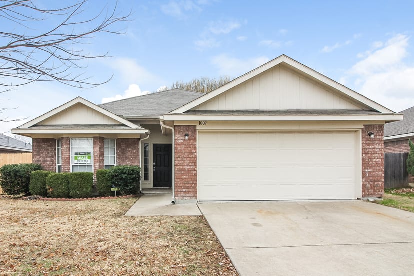 Front of 1009 Hannah St, Burleson, TX