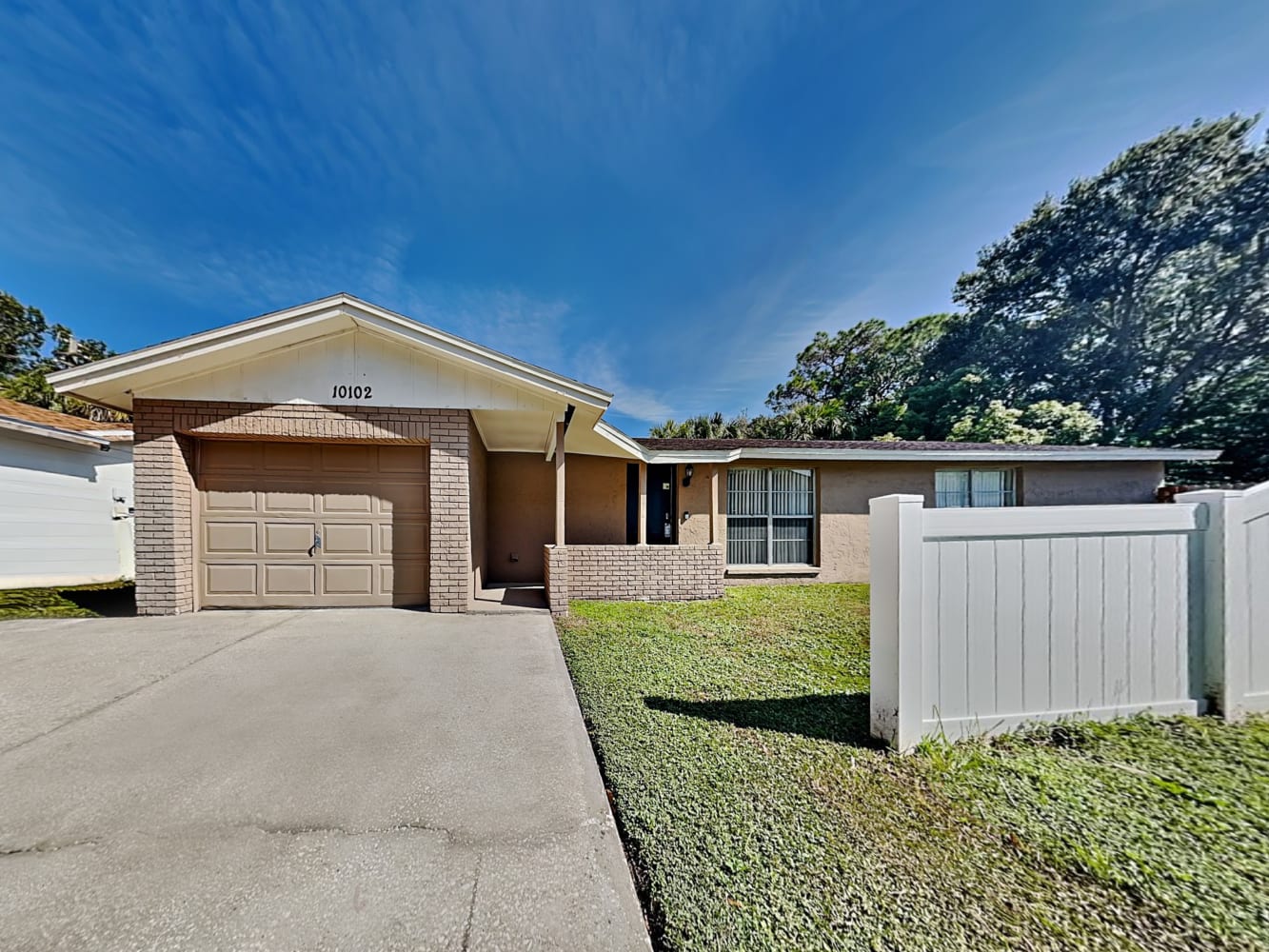 Front of 10102 Benbrook Ct, Tampa, FL