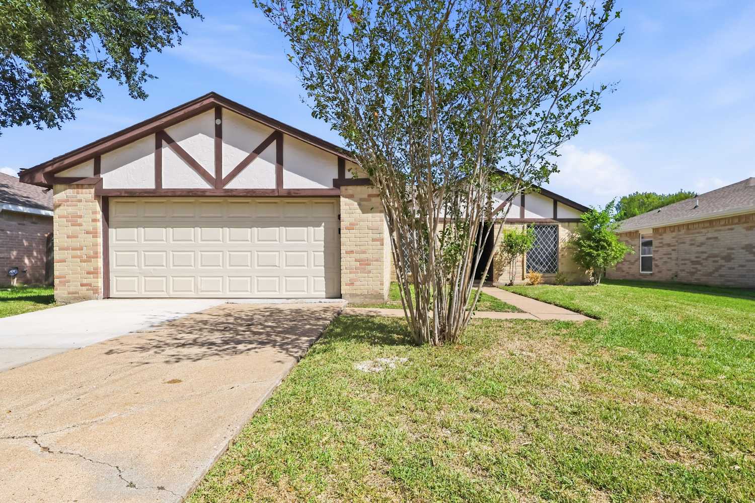 Front of 10107 Limewood Ln, Sugar Land, TX