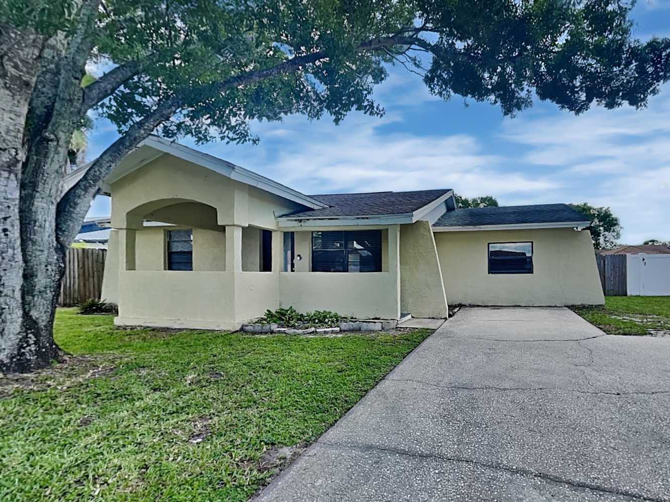 Front of 10206 Vista Cove Ct, Tampa, FL