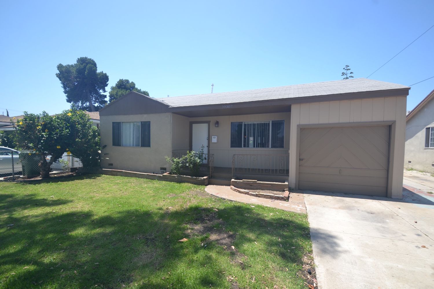 Front of 10307 Doty Ave, Inglewood, CA