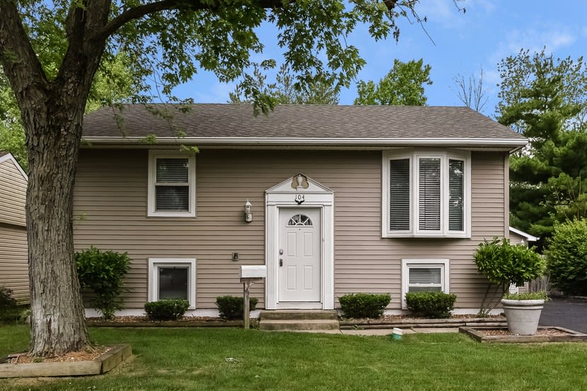 Front of 104 N Elm Ln, Glenwood, IL