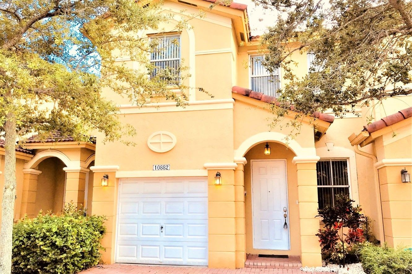 Front of 10882 NW 78th Ter, Doral, FL