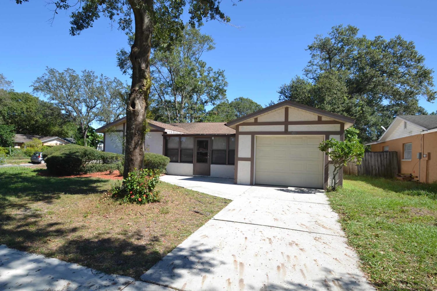Front of 109 Valley Cir, Brandon, FL