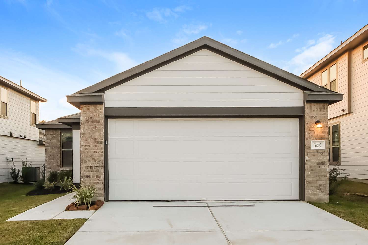Front of 10915 Heliosphere, Conroe, TX