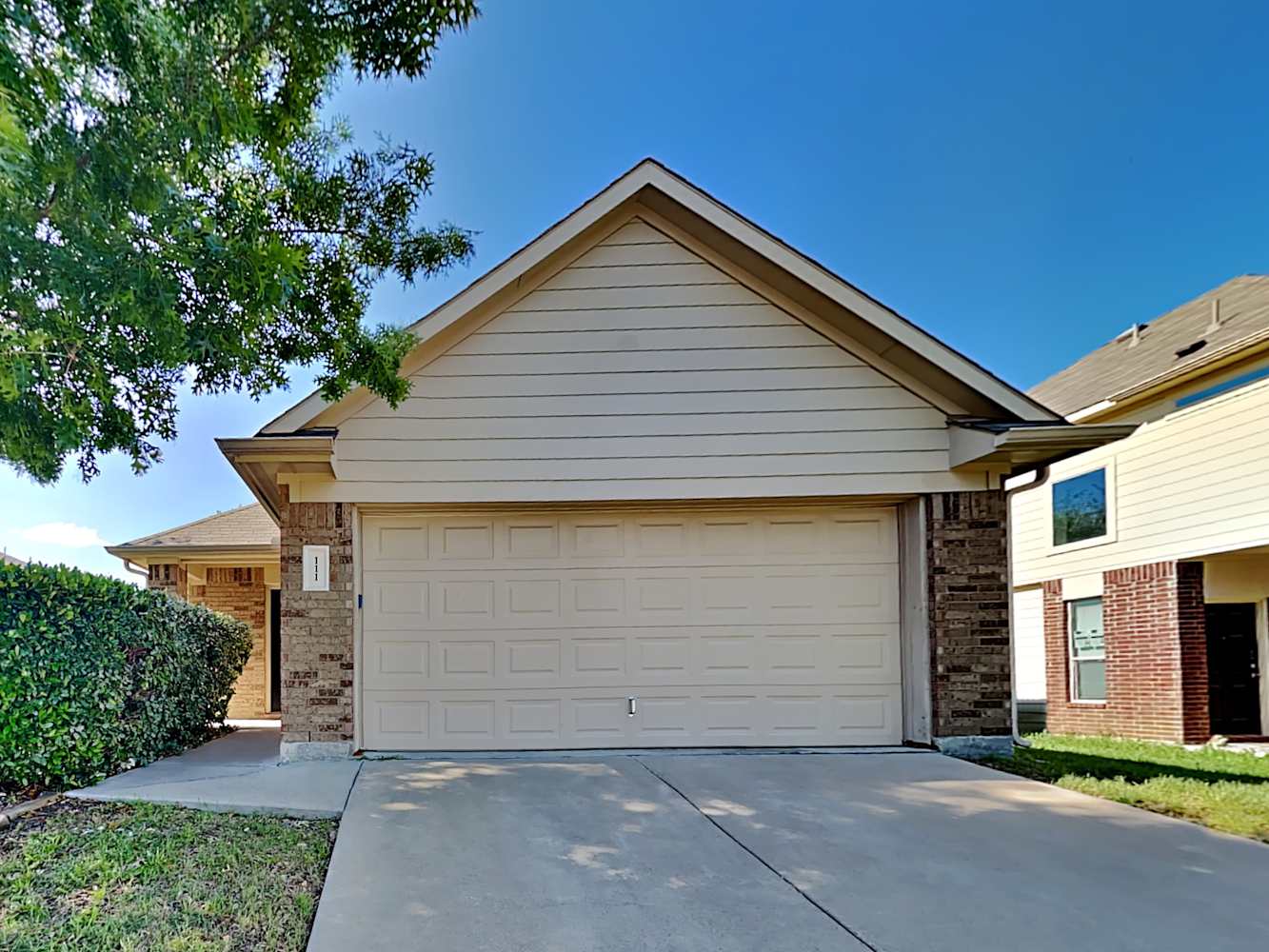 Front of 111 E Kirnwood Dr, Dallas, TX