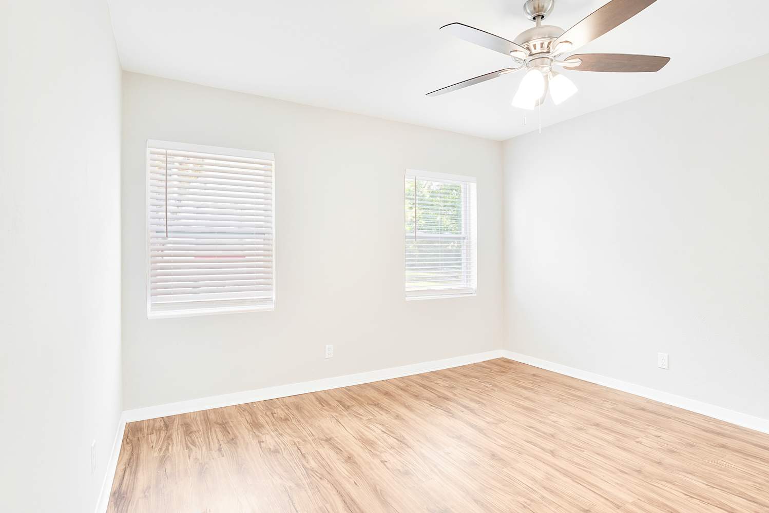 1115 N Powers Dr, Orlando photo 17