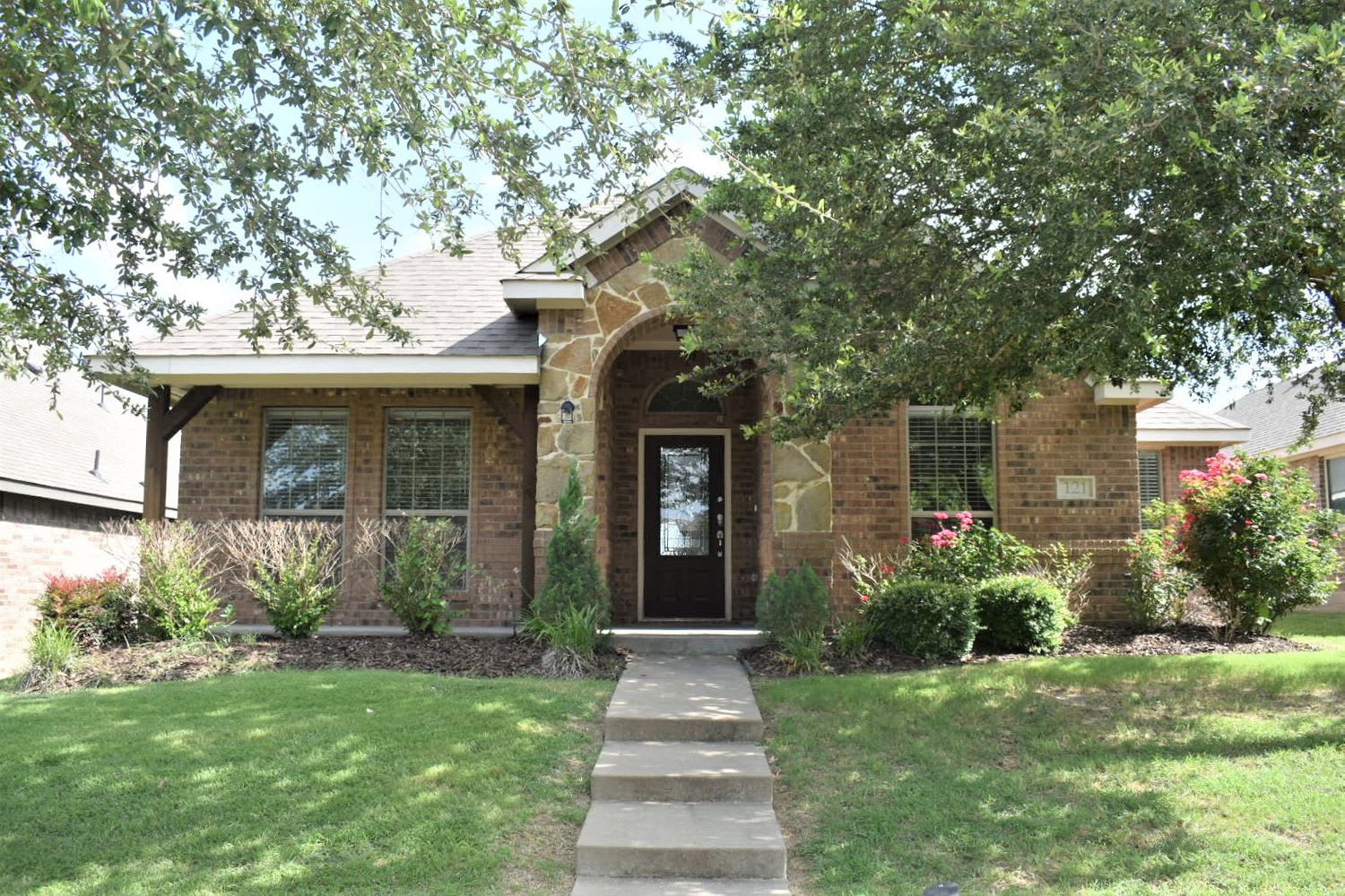 Front of 121 Brook Hollow Ln, Red Oak, TX