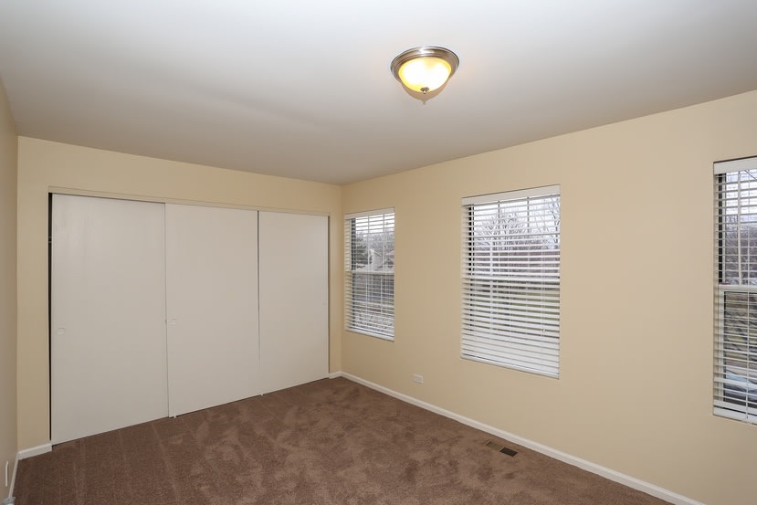 1225 Sebring Cir, Elgin photo 12