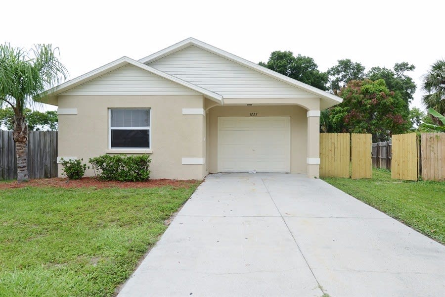 1227 Dr Martin Luther King Jr Pl, Palmetto photo 1