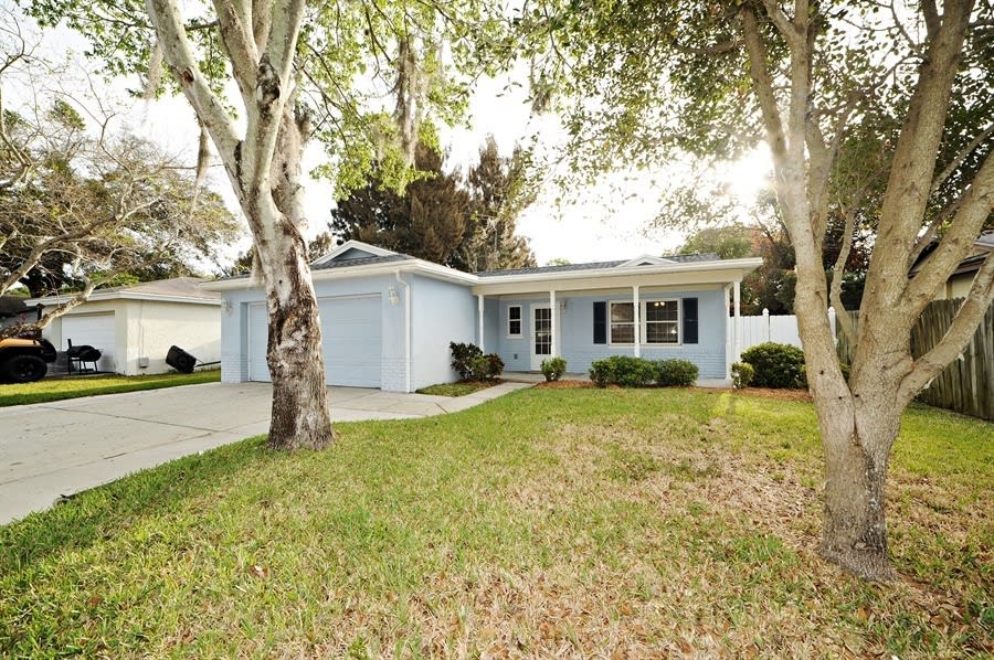 Front of 12402 68th St, Largo, FL