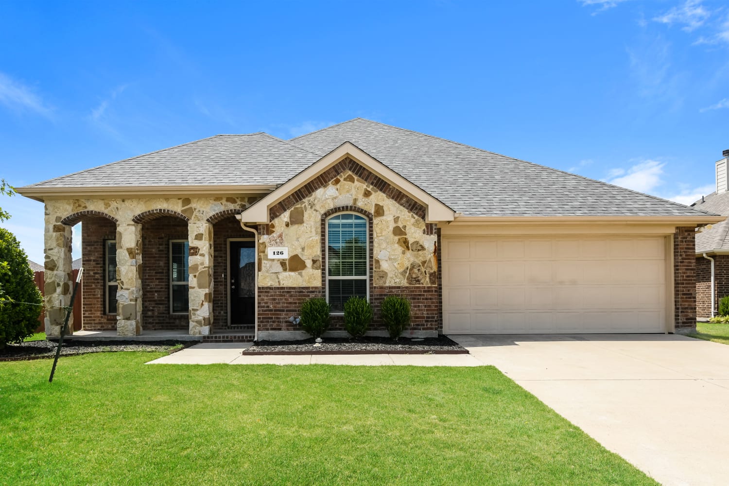 Front of 126 Lacy Oak Ln, Waxahachie, TX