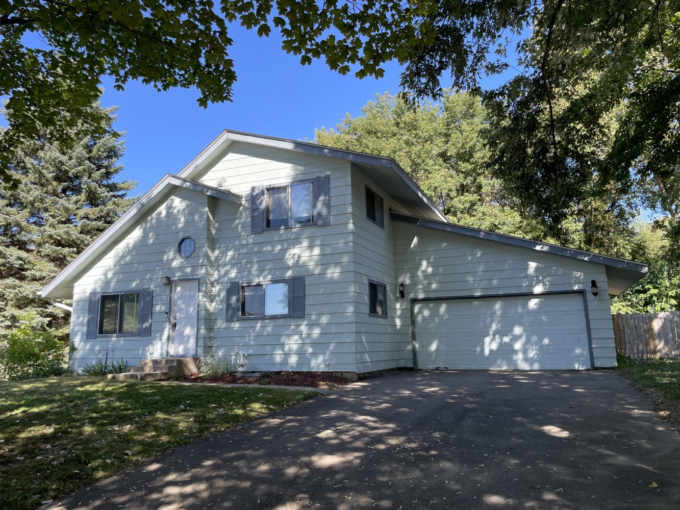 Front of 1260 Dunberry Ln, Eagan, MN
