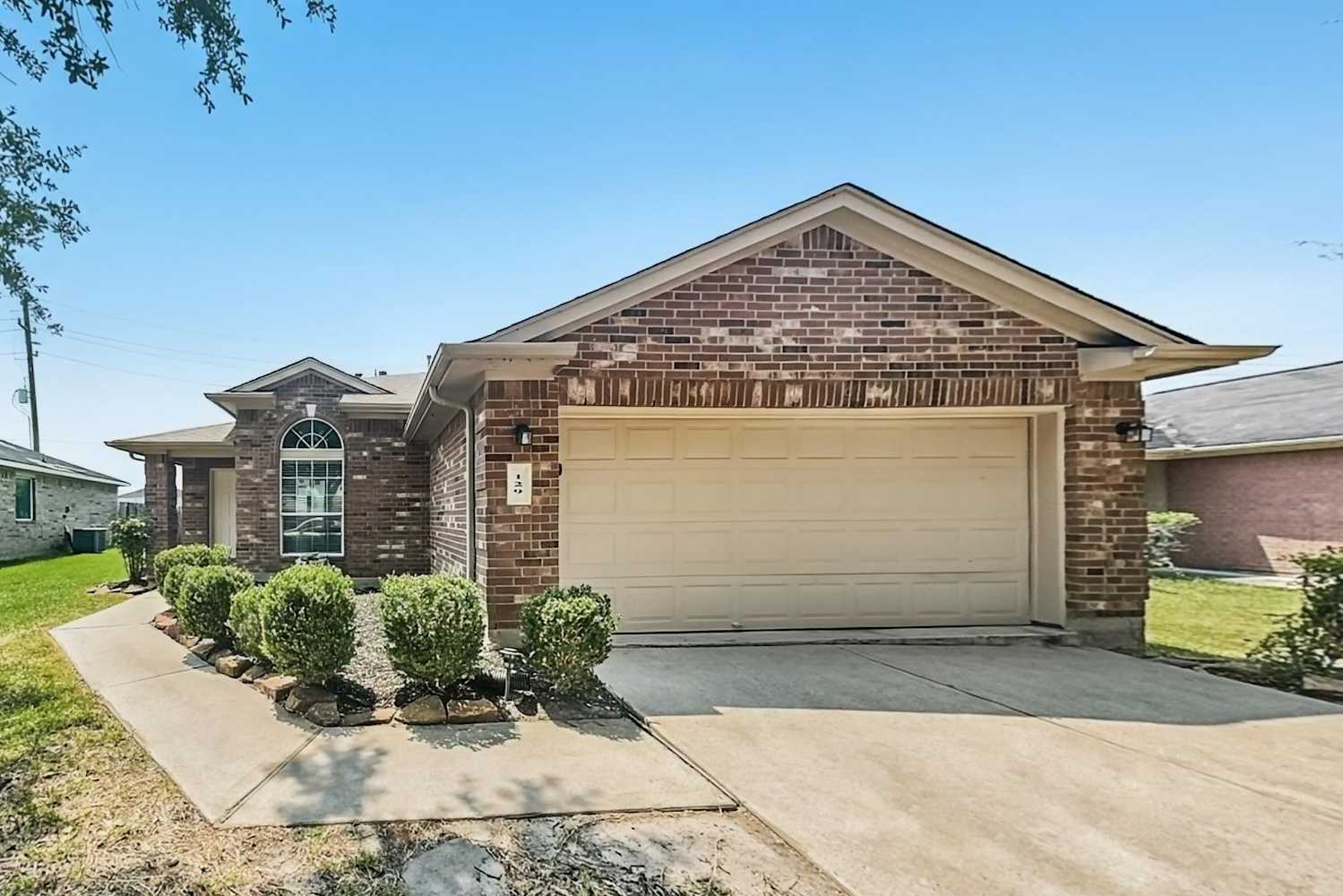 Front of 129 Rodeo Dr, Manvel, TX