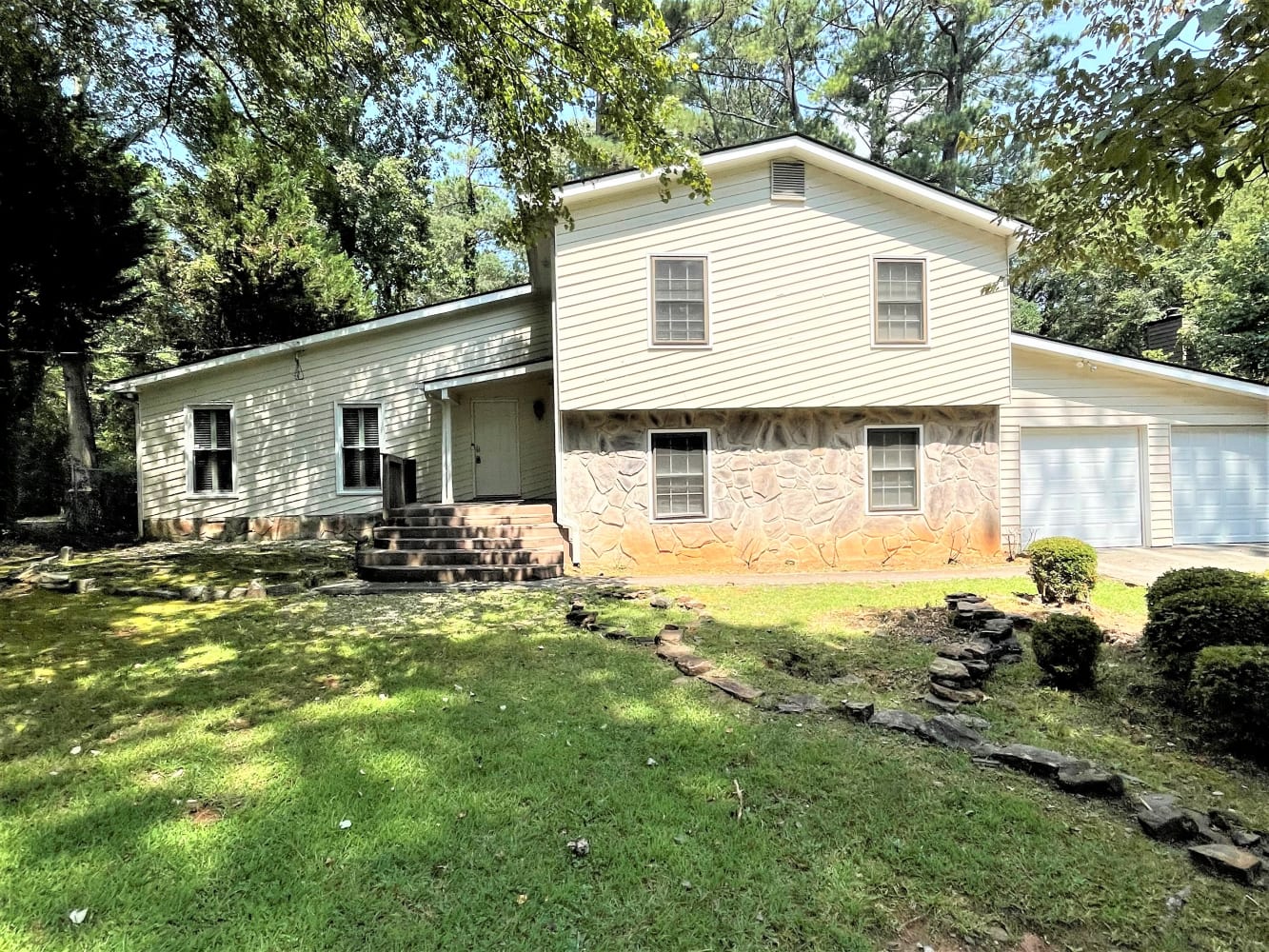 Front of 1386 Larkview Dr SW, Lilburn, GA