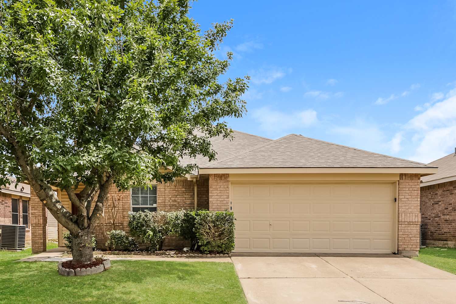 Front of 1416 Castle Ridge Rd, Fort Worth, TX