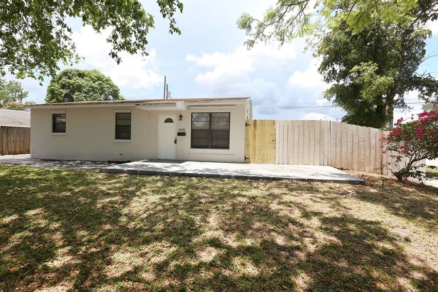 Front of 1440 N 68th Ter, Hollywood, FL