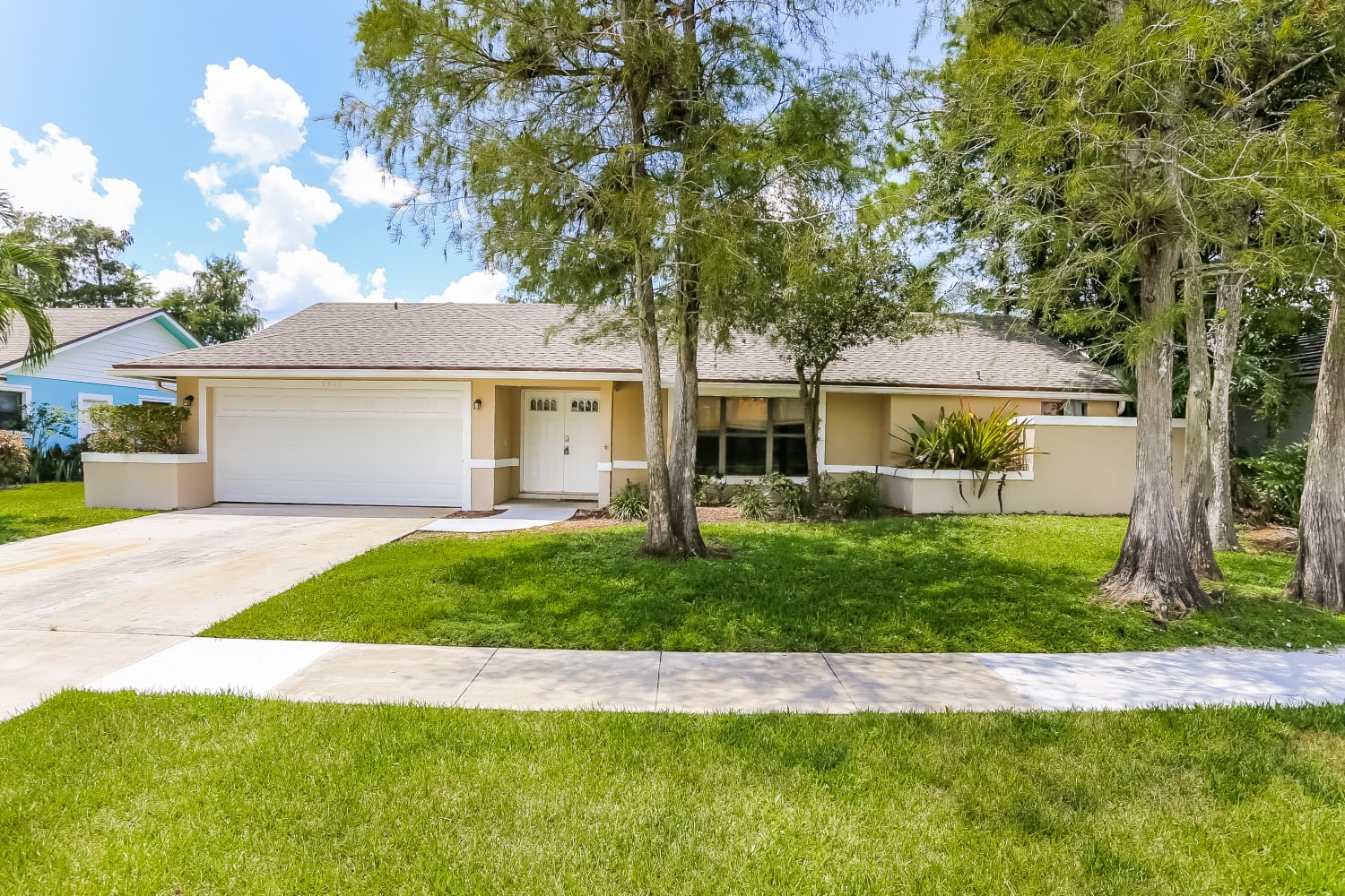 Front of 1511 Primrose Ln, Wellington, FL