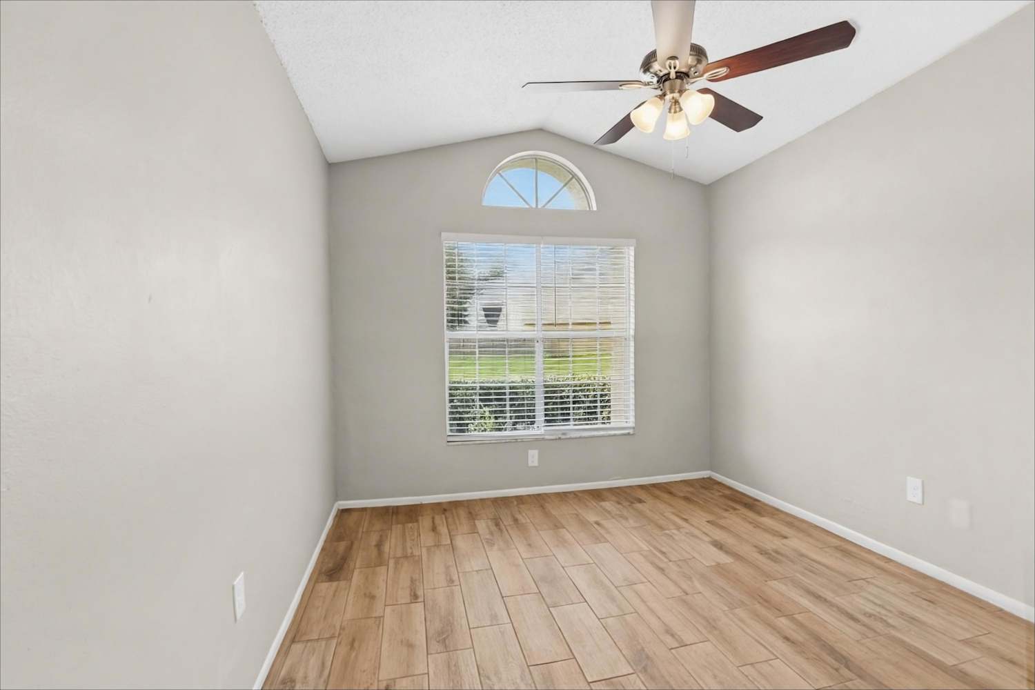 1517 Chepacket St, Brandon photo 10