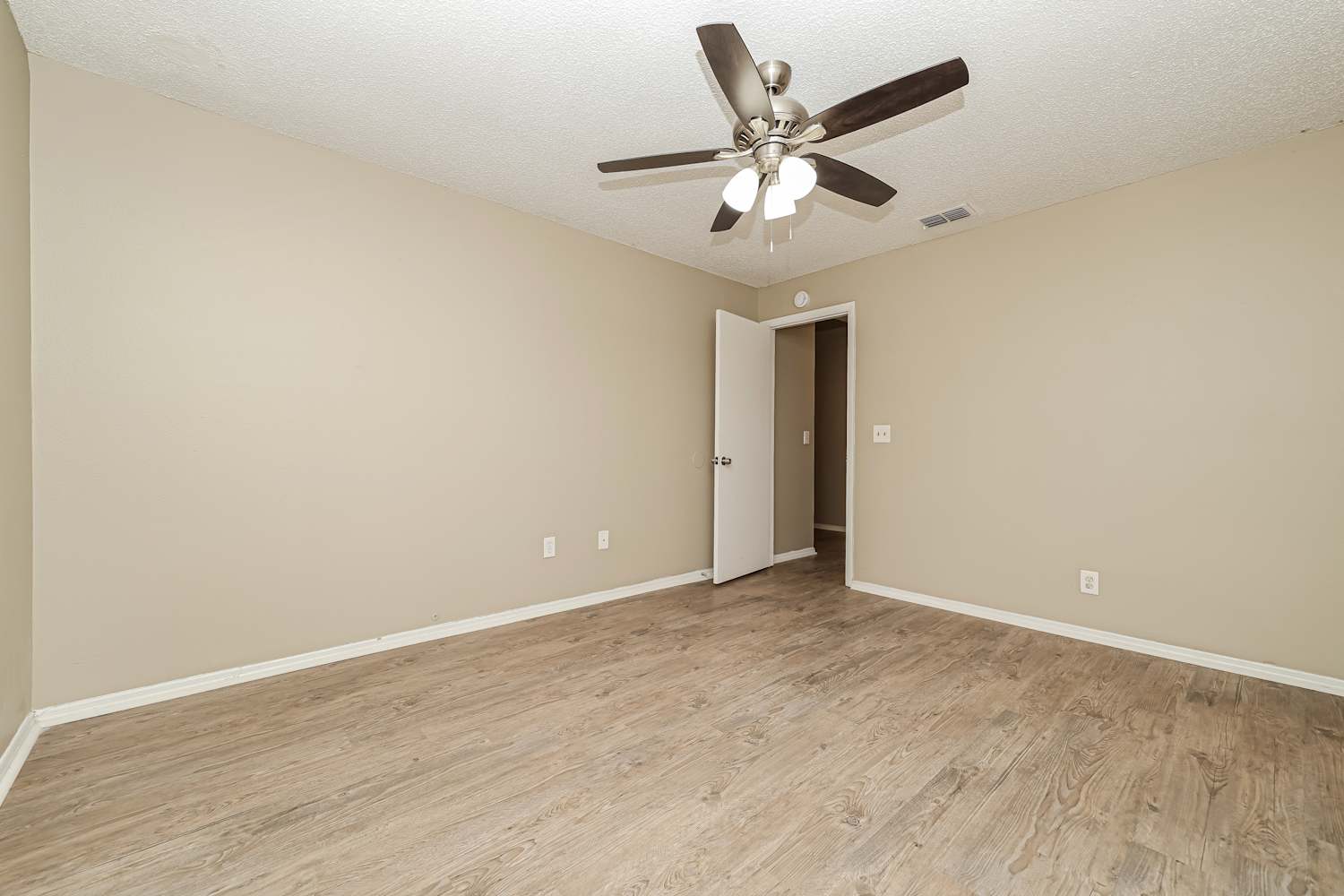 1517 Kestrel Way, Brandon photo 7