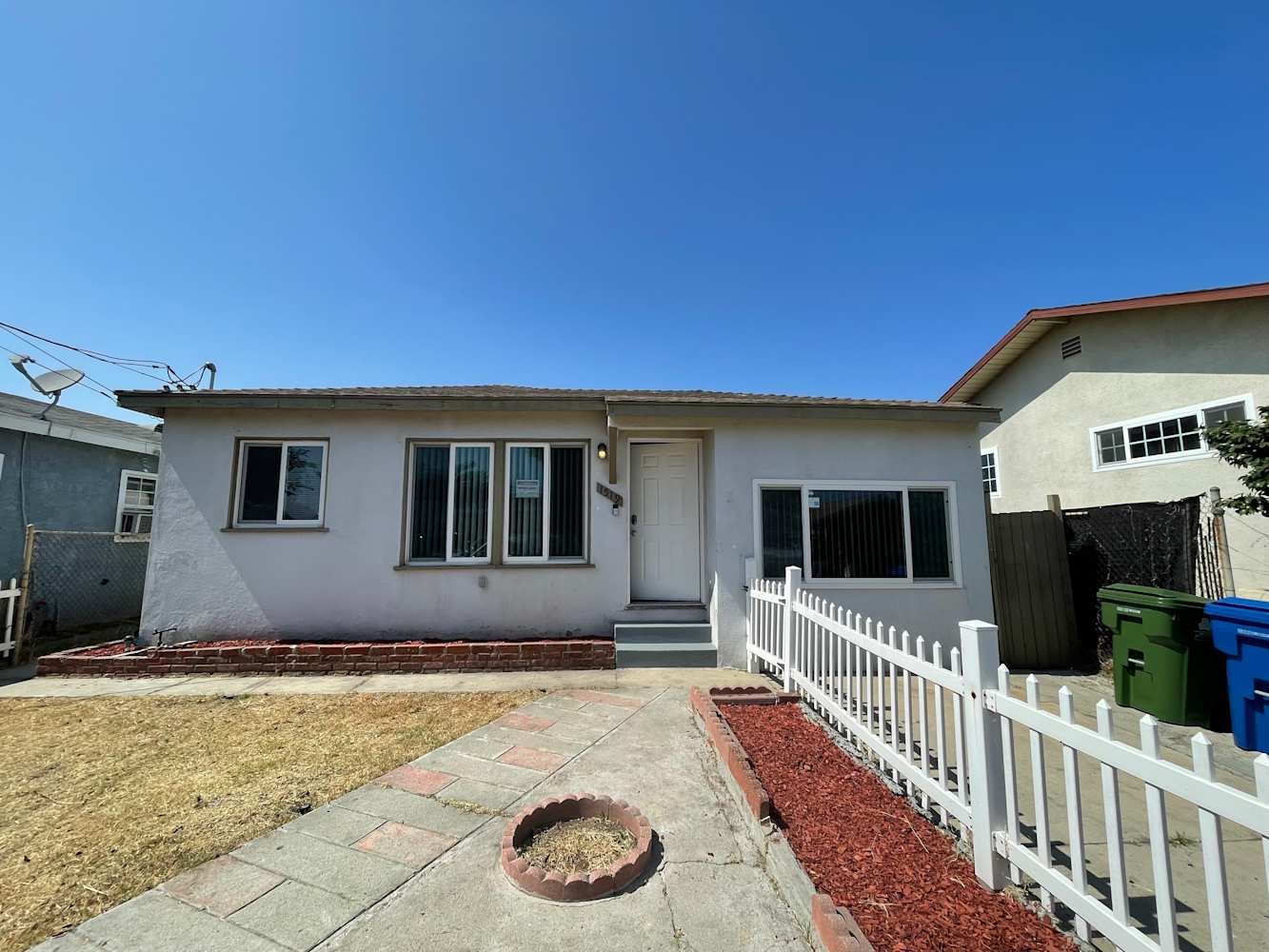 Front of 1519 E L St, Wilmington, CA