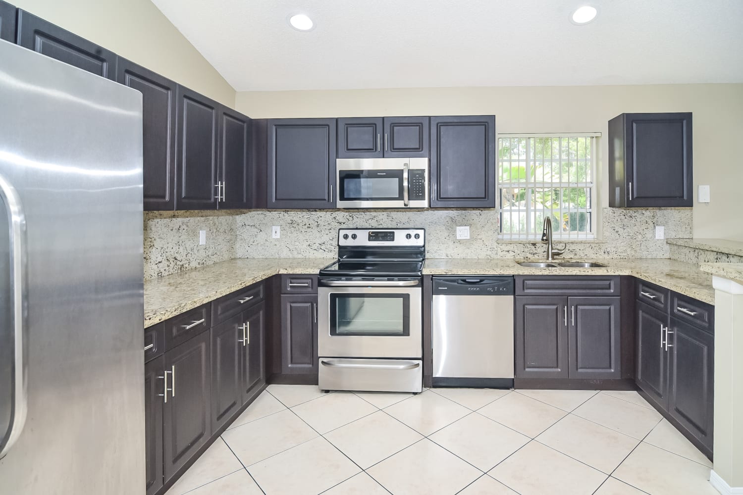 156 Cameron Dr, Weston photo 6