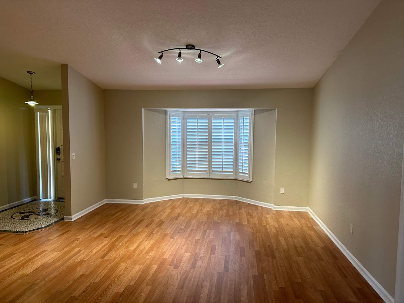 1566 Hollyhock Rd, Wellington photo 2