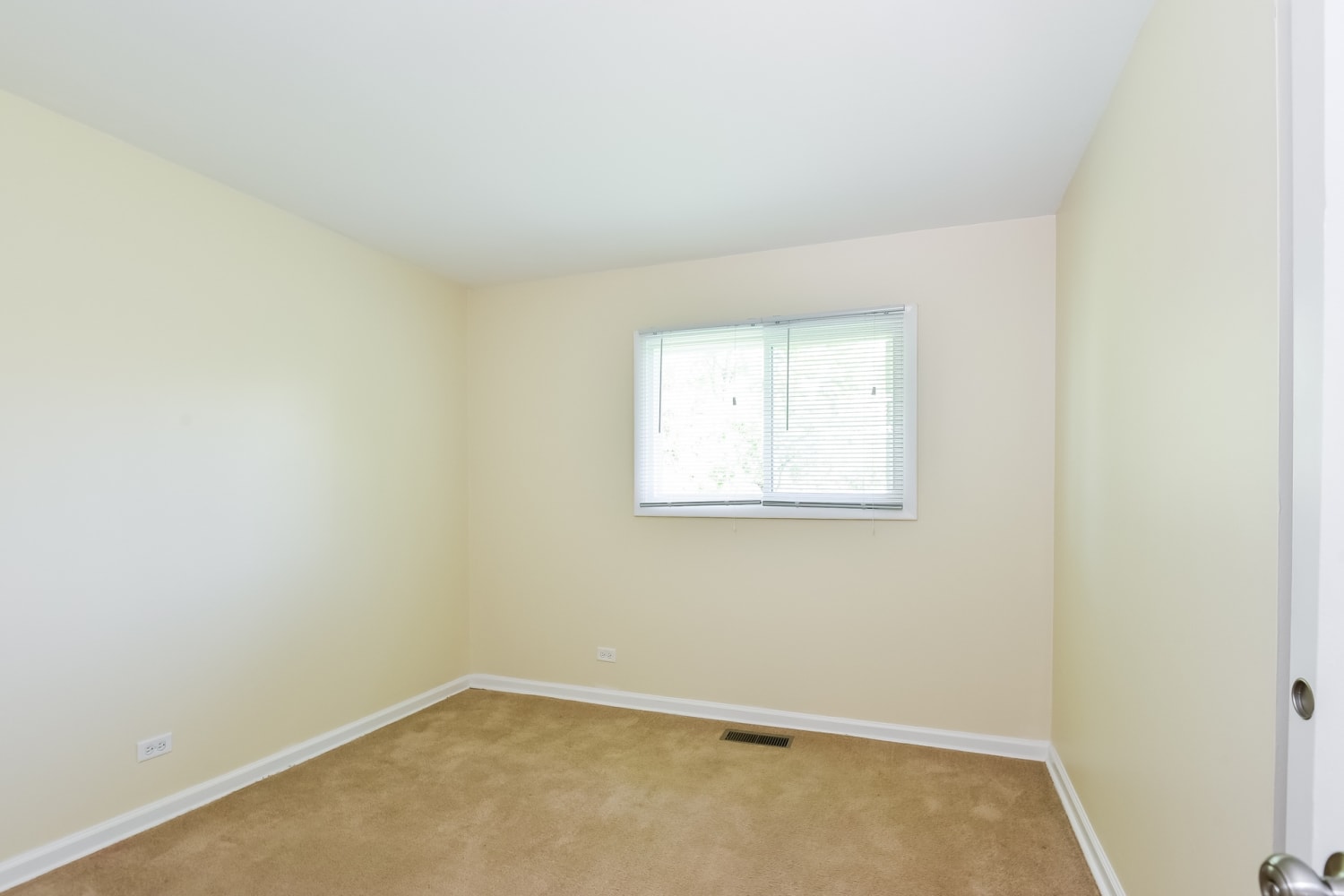 1571 Birch Ave, Hanover Park photo 8