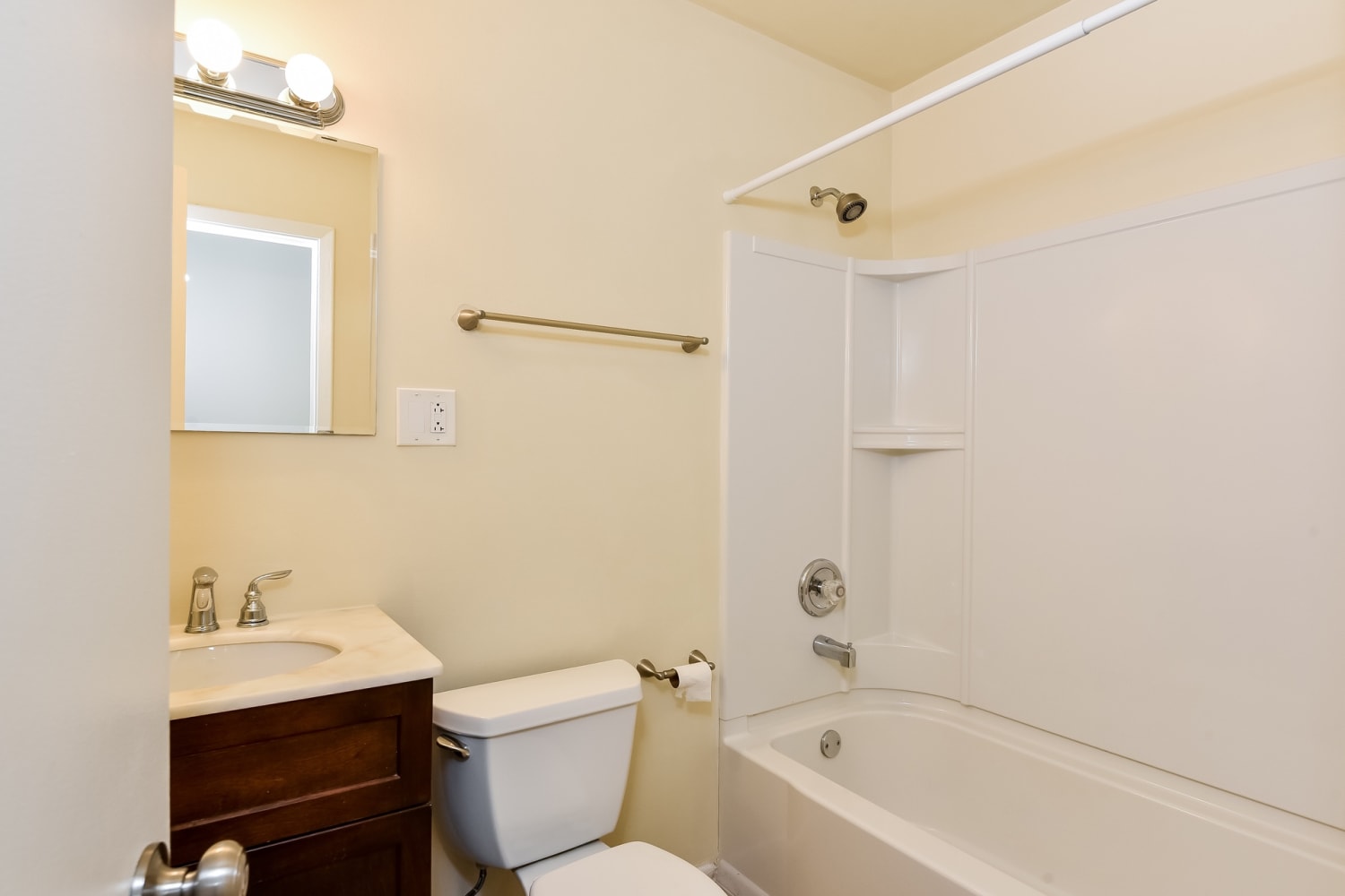 1571 Birch Ave, Hanover Park photo 9
