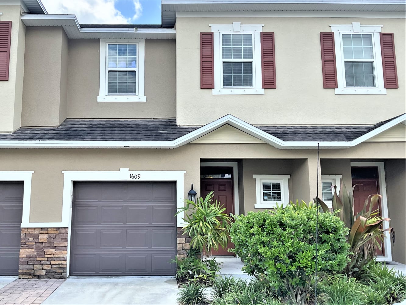 Front of 1609 Vineyard Ln, Oldsmar, FL