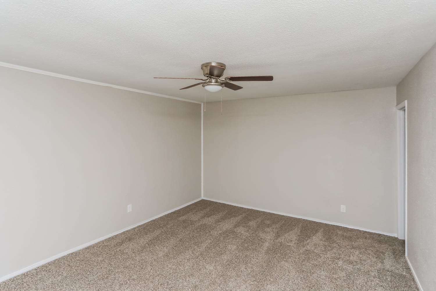 1613 Willowbrook St, Lancaster photo 9