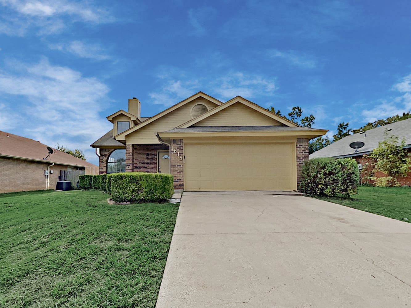 Front of 1618 Oxford Dr, Mansfield, TX