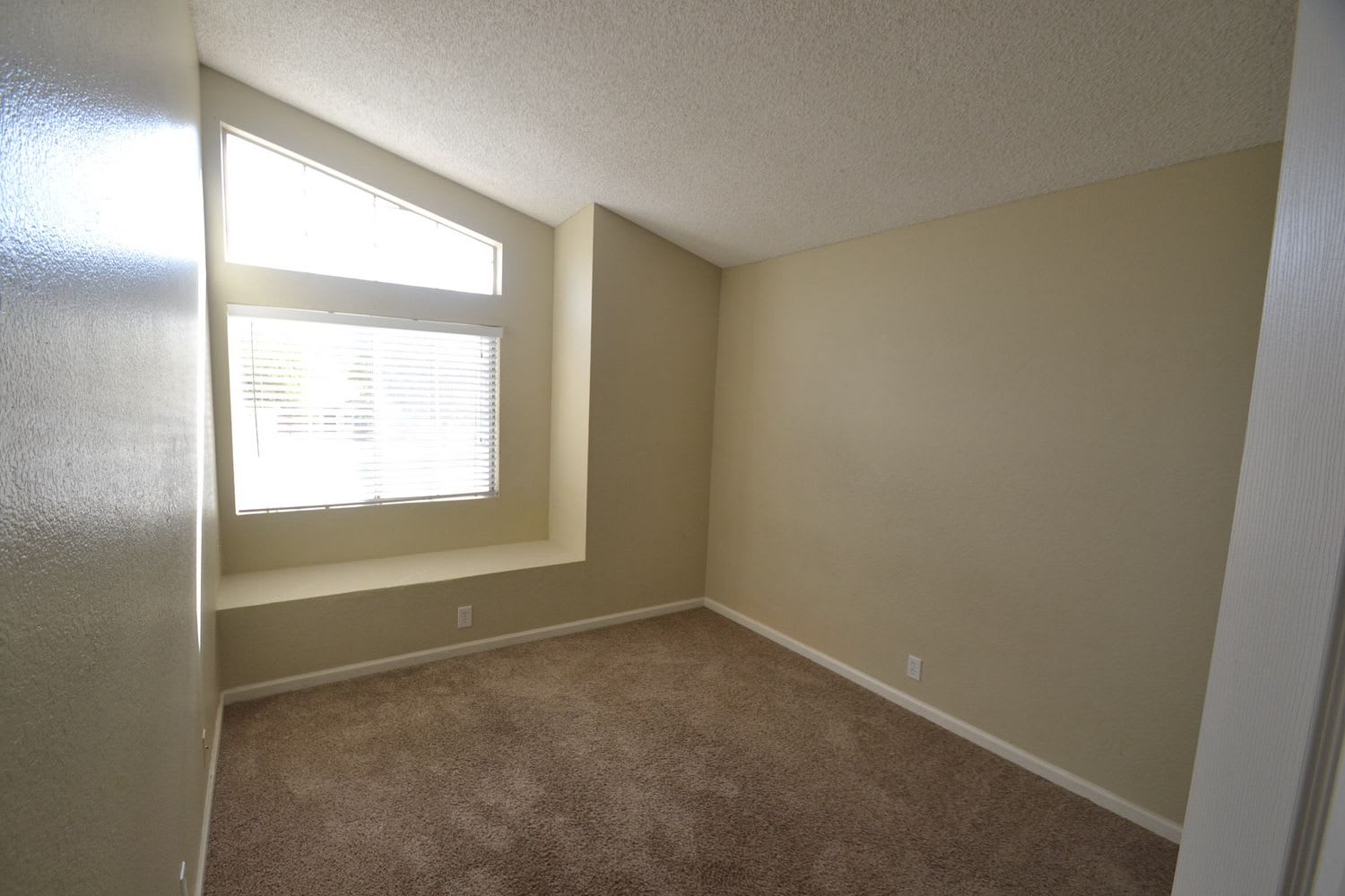 16371 Hazelwood Ct, Moreno Valley photo 6