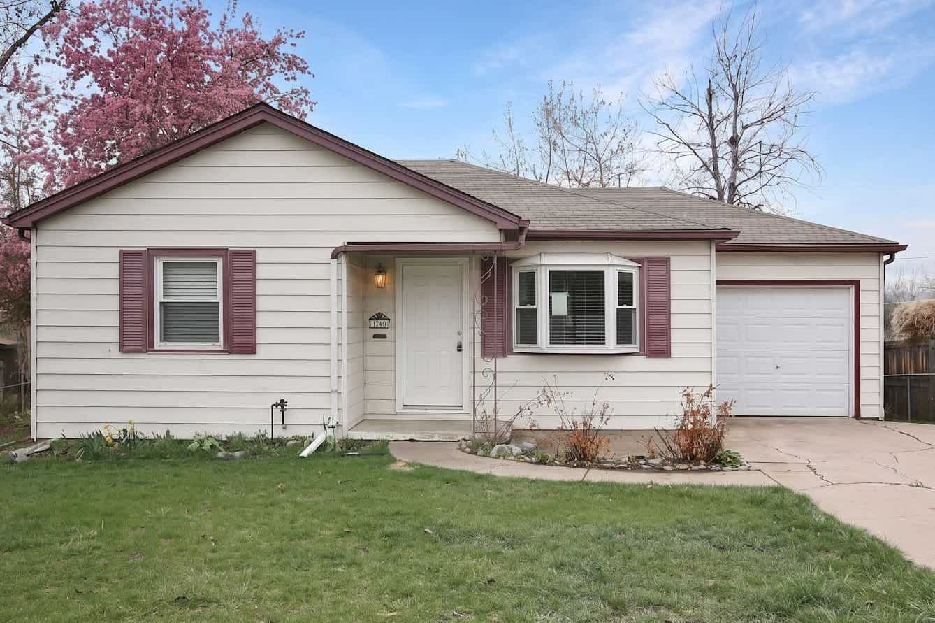 Front of 1740 W Crestline Dr, Littleton, CO