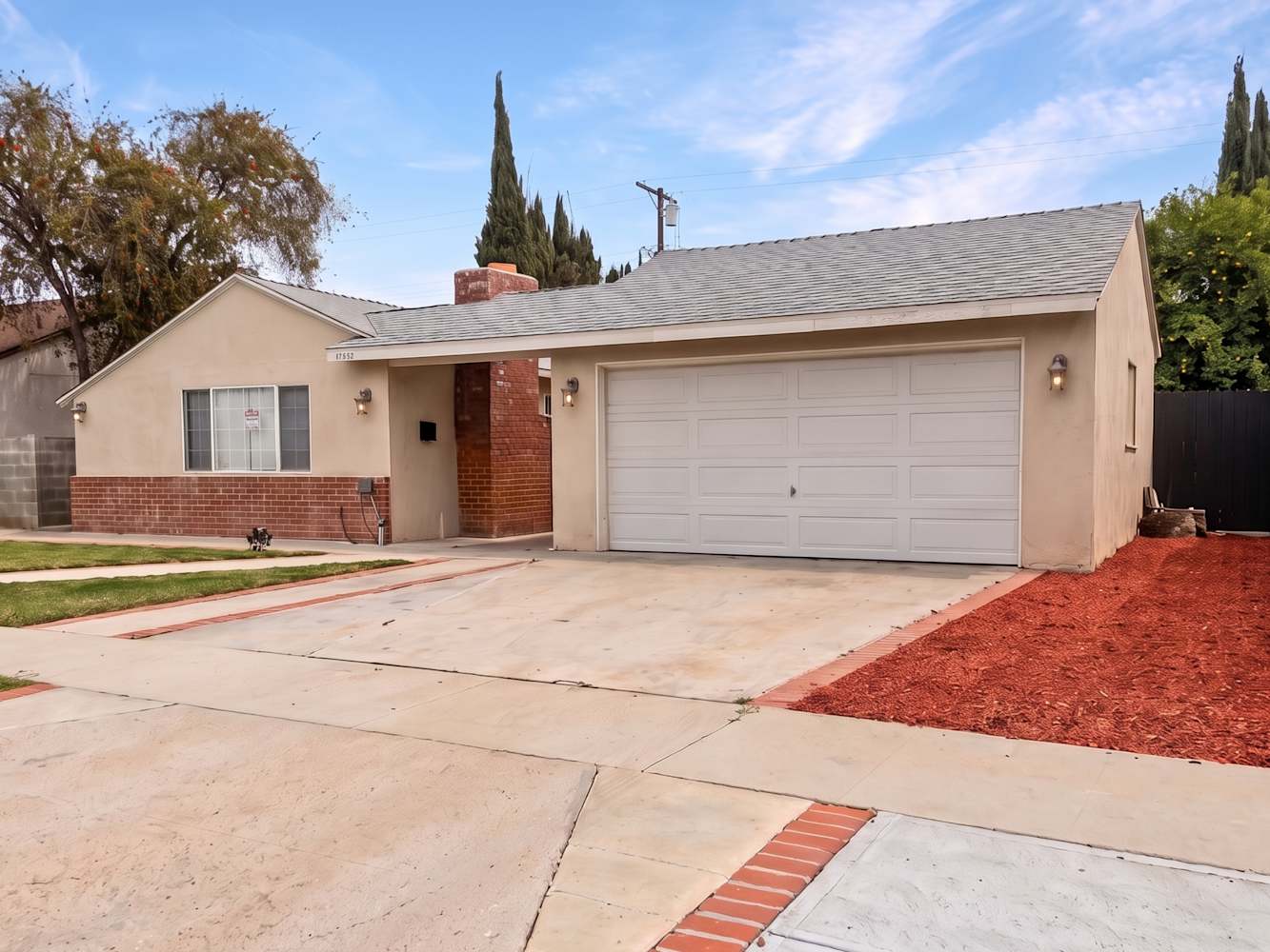 Front of 17552 Cantara St, Northridge, CA