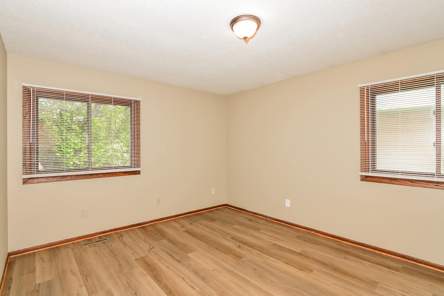 1764 Evergreen Bay, Woodbury photo 8
