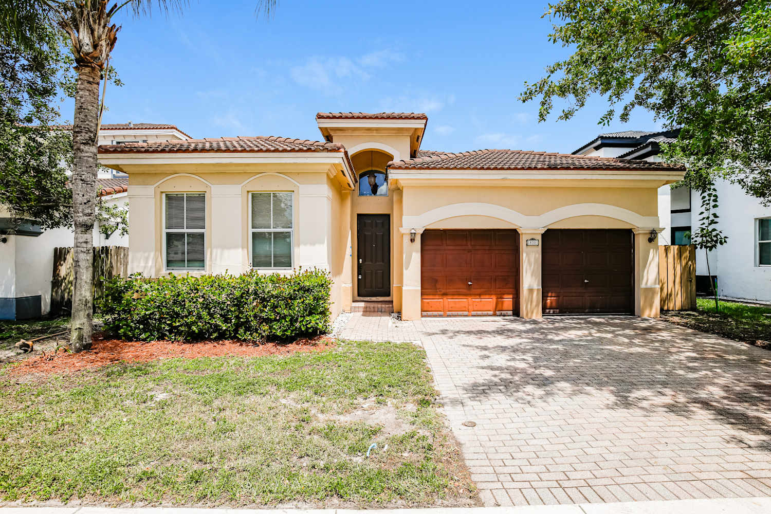 18301 NW 89th Ave, Hialeah photo 1