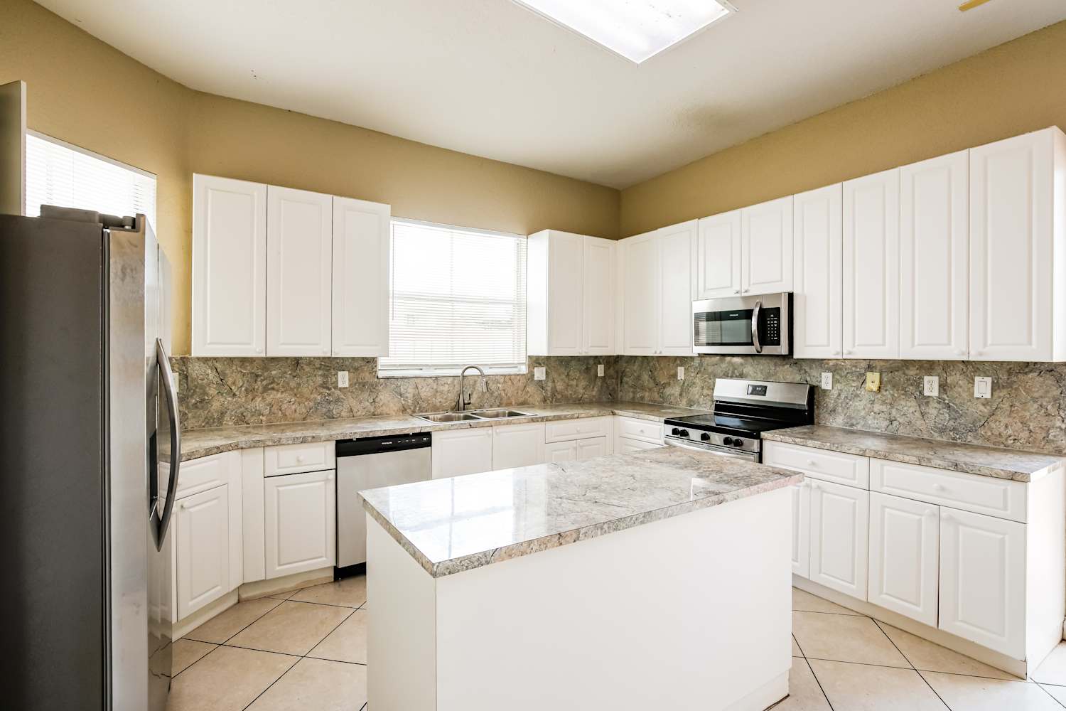 18301 NW 89th Ave, Hialeah photo 6