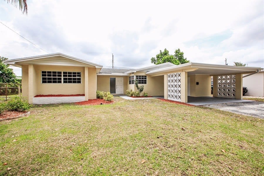 Front of 200 SW 65th Way, Pembroke Pines, FL