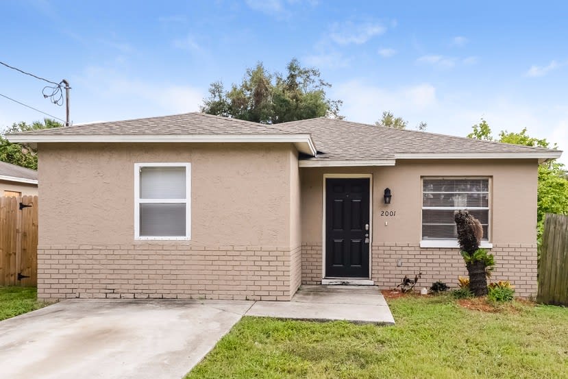 Front of 2001 E Giddens Ave, Tampa, FL