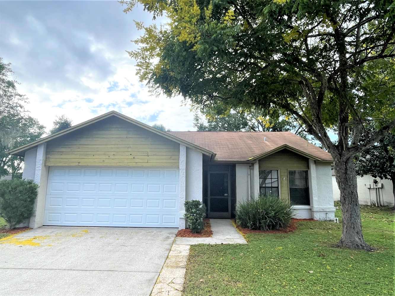 Front of 2002 Helm Ln, Valrico, FL