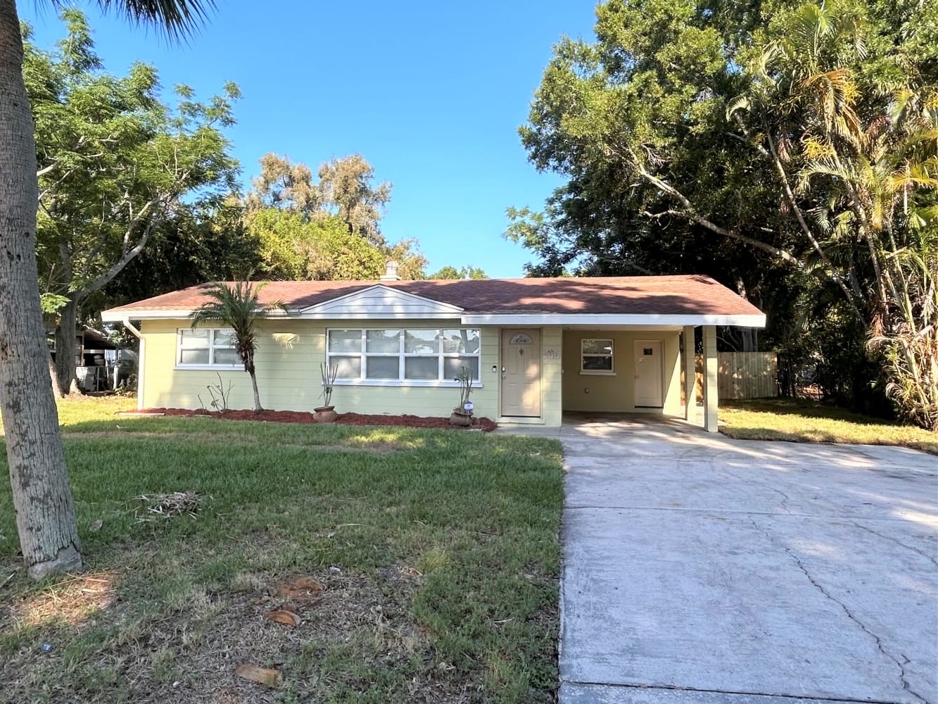 Front of 2033 Dodge Ave, Sarasota, FL