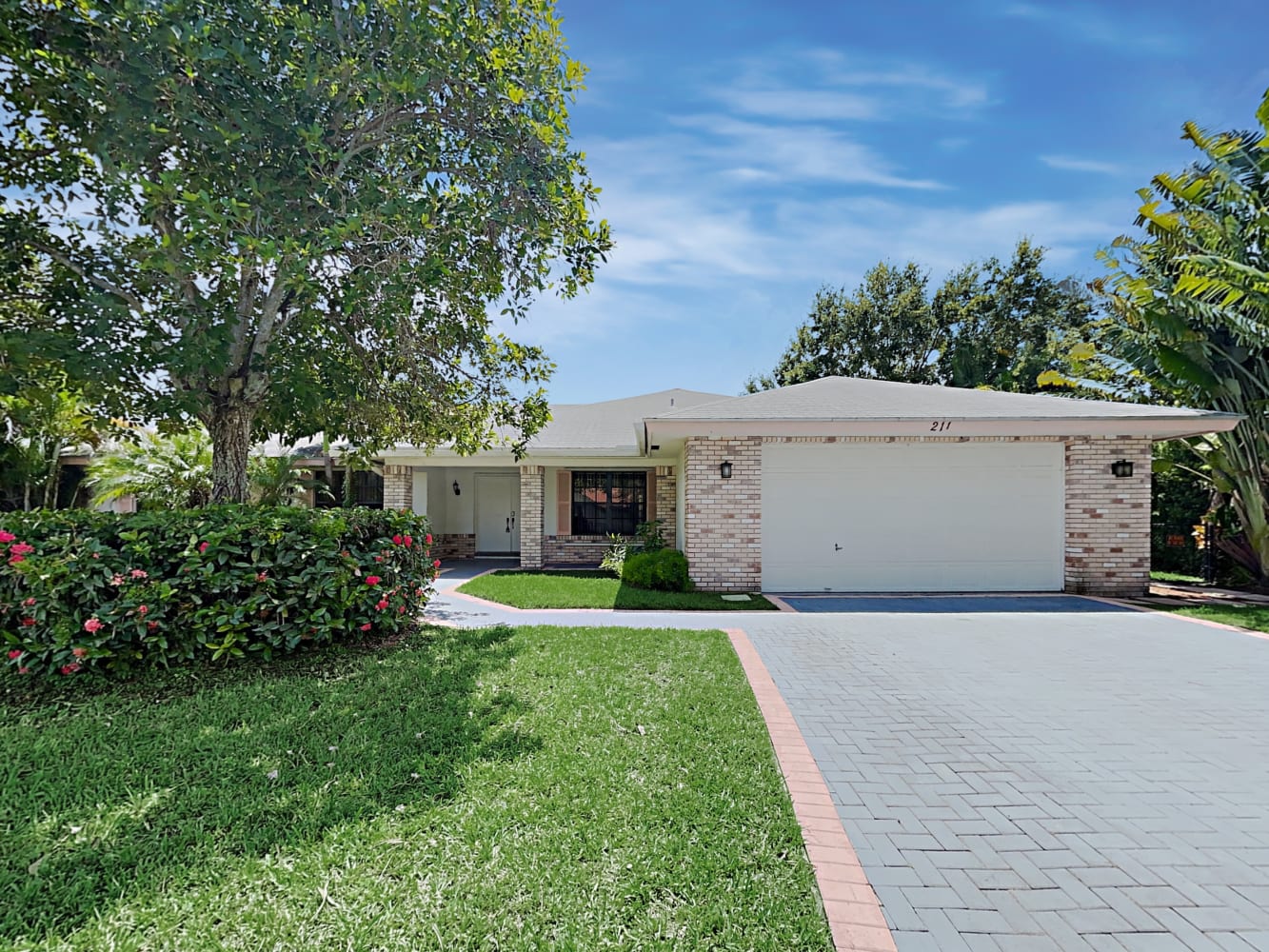 Front of 211 NW 193rd Ave, Pembroke Pines, FL