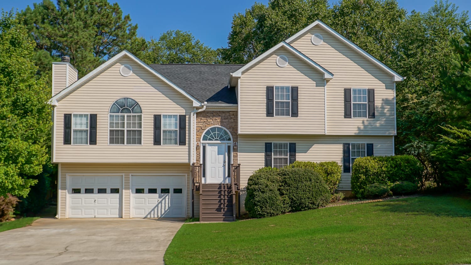 Front of 212 Taylors Farm Dr, Canton, GA