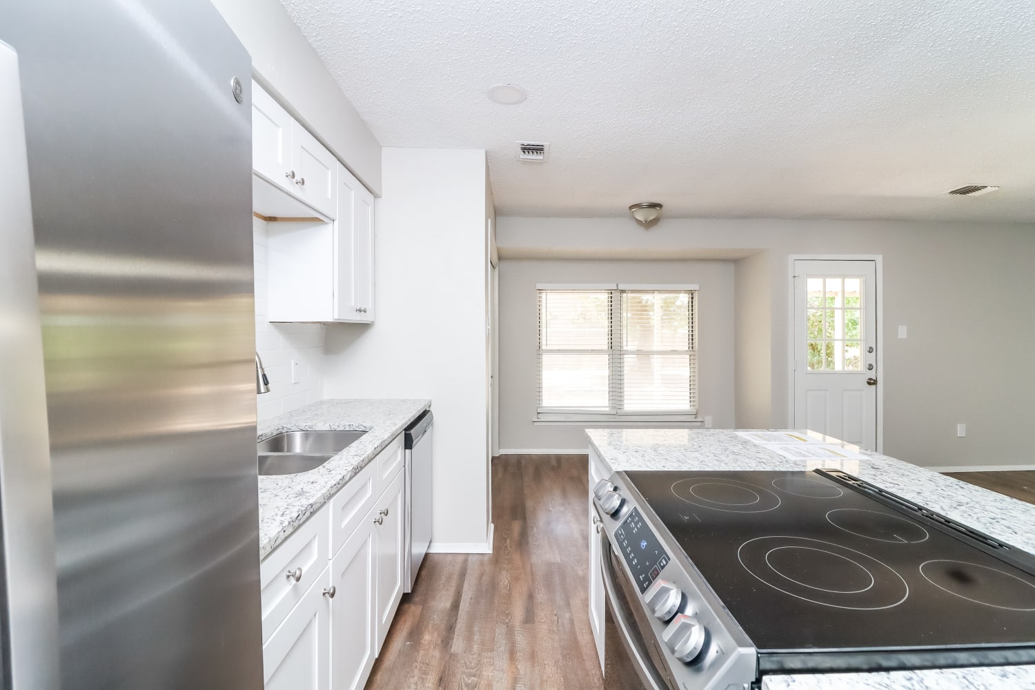 2212 W Oakdale Rd, Irving photo 6