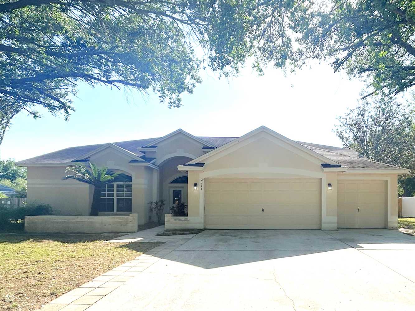 Front of 2214 Glen Mist Dr, Valrico, FL