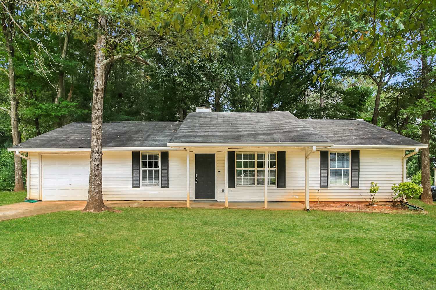 Front of 225 Woodcrest Dr, Covington, GA