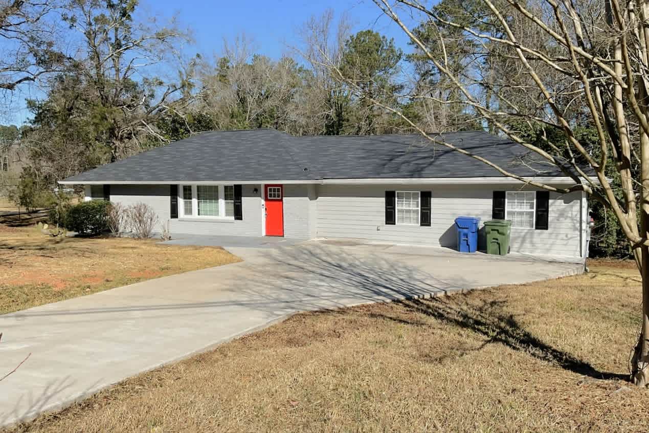 Front of 2280 Pemberton Rd Sw, Atlanta, GA