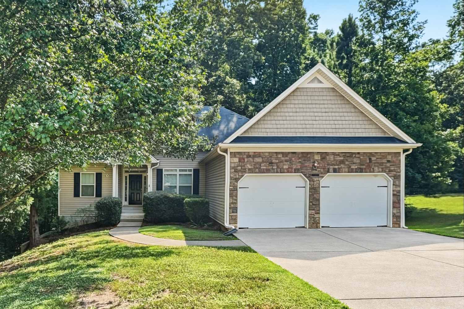 229 Meadow Pt, Douglasville photo 1