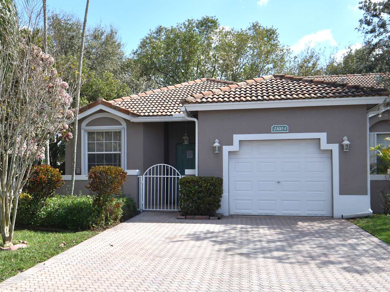 Front of 2300 E Aragon Blvd, Sunrise, FL